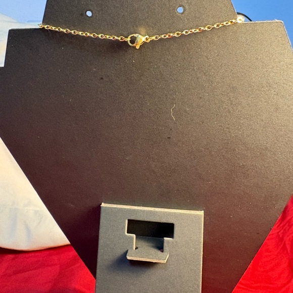 Handmade Elegant Gold flower resin Necklace - Picture 3 of 3